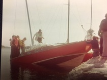 Nylanderin Ramin veneen peräsimen korjausta Pistohiekan regatassa. Kuva Yrjö Vuorinne.