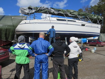 On se vaan helppoa: yks tekee ja neljä katselee!