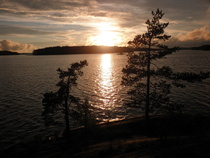 Auringonlasku Astuvansalmen pikkusaaressa