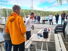 Voittaja Jukka Jääskeläinen valitsemassa palkintoa, kuva Ari Immonen